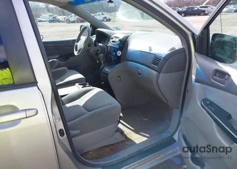 2005 Toyota Sienna Le z USA, uszkodzony, nr VIN 5TDZA23C45S377456